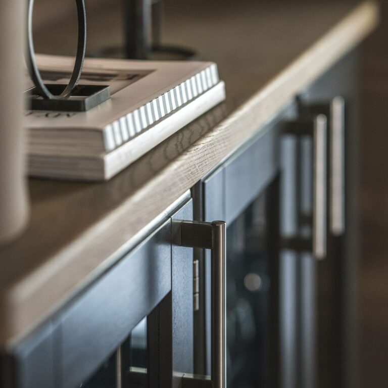 0284T_Trend_glasskap_hytte_mobler_2_1800x1800