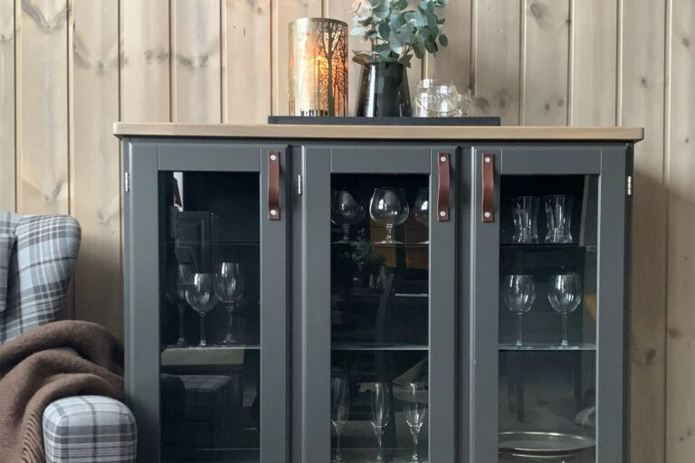 11104-Trend-vitrineskap-med-tre_1800x1200