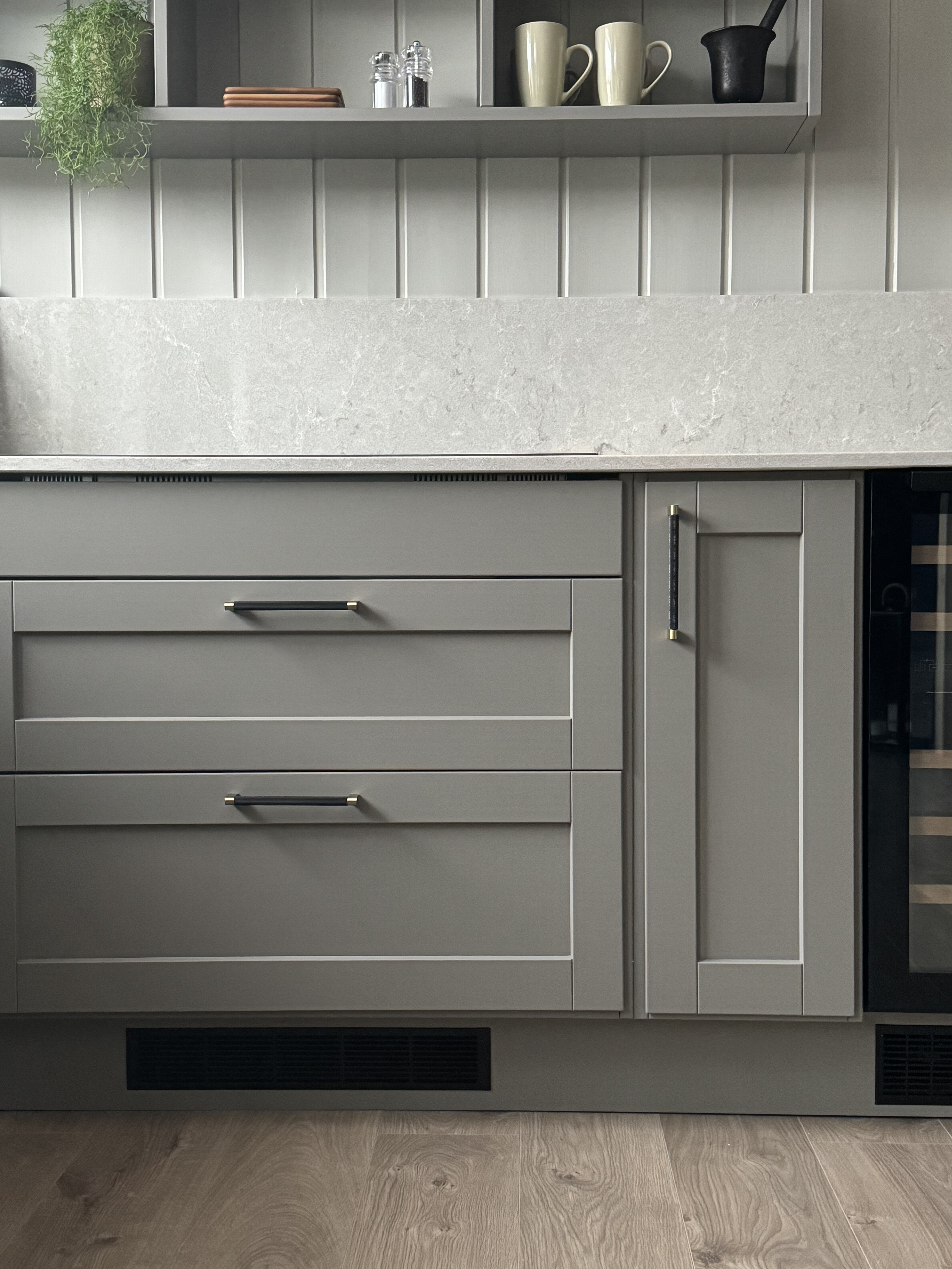 Nova Kjøkken m. fylling på skuffene, steinplate. Heltre norsk kvalitet, norsk design, moderne kjøkken i heltre Kistefos Møbler,