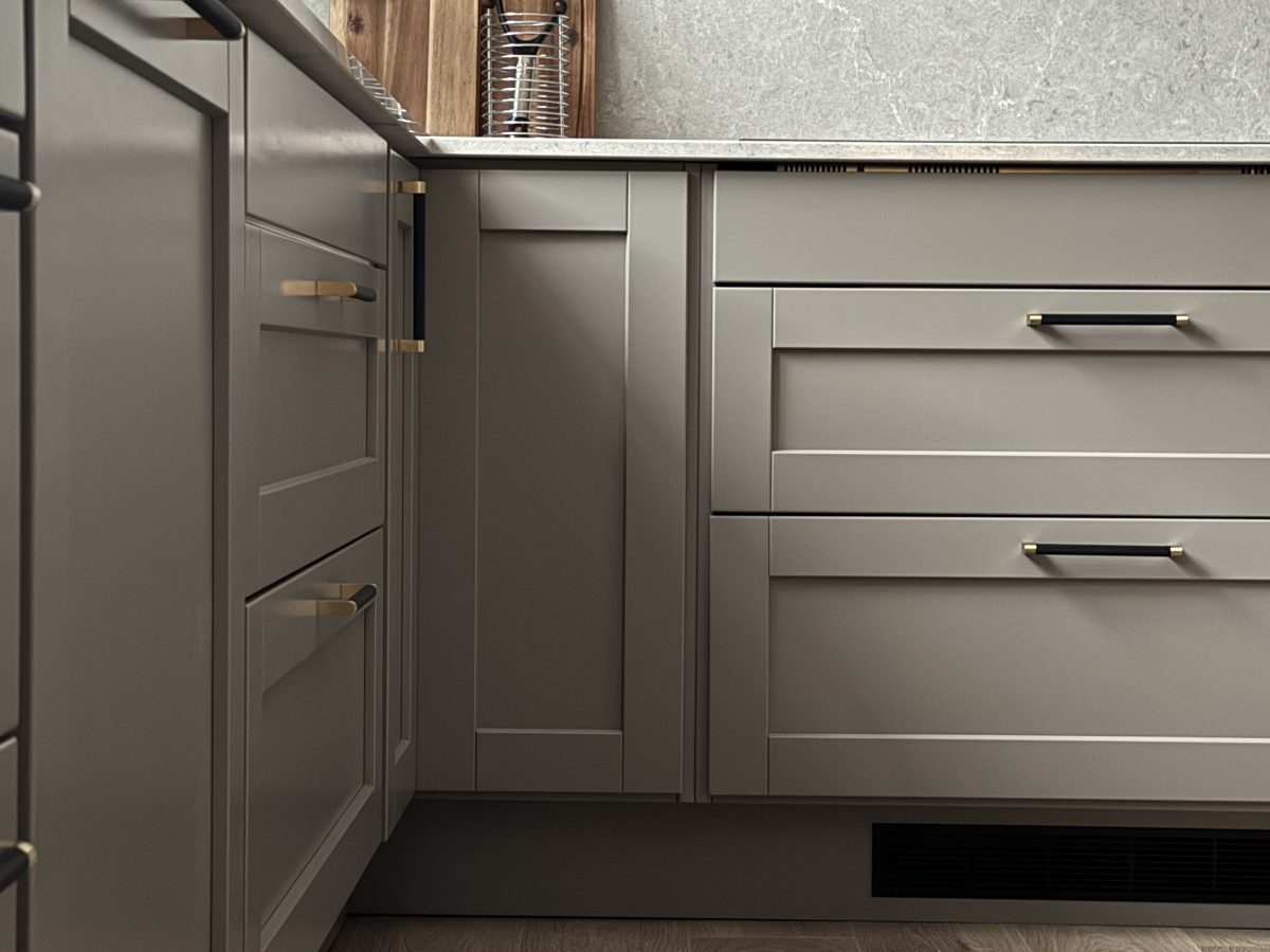 Nova Kjøkken m. fylling på skuffene, steinplate. Heltre norsk kvalitet, norsk design, moderne kjøkken i heltre Kistefos Møbler,