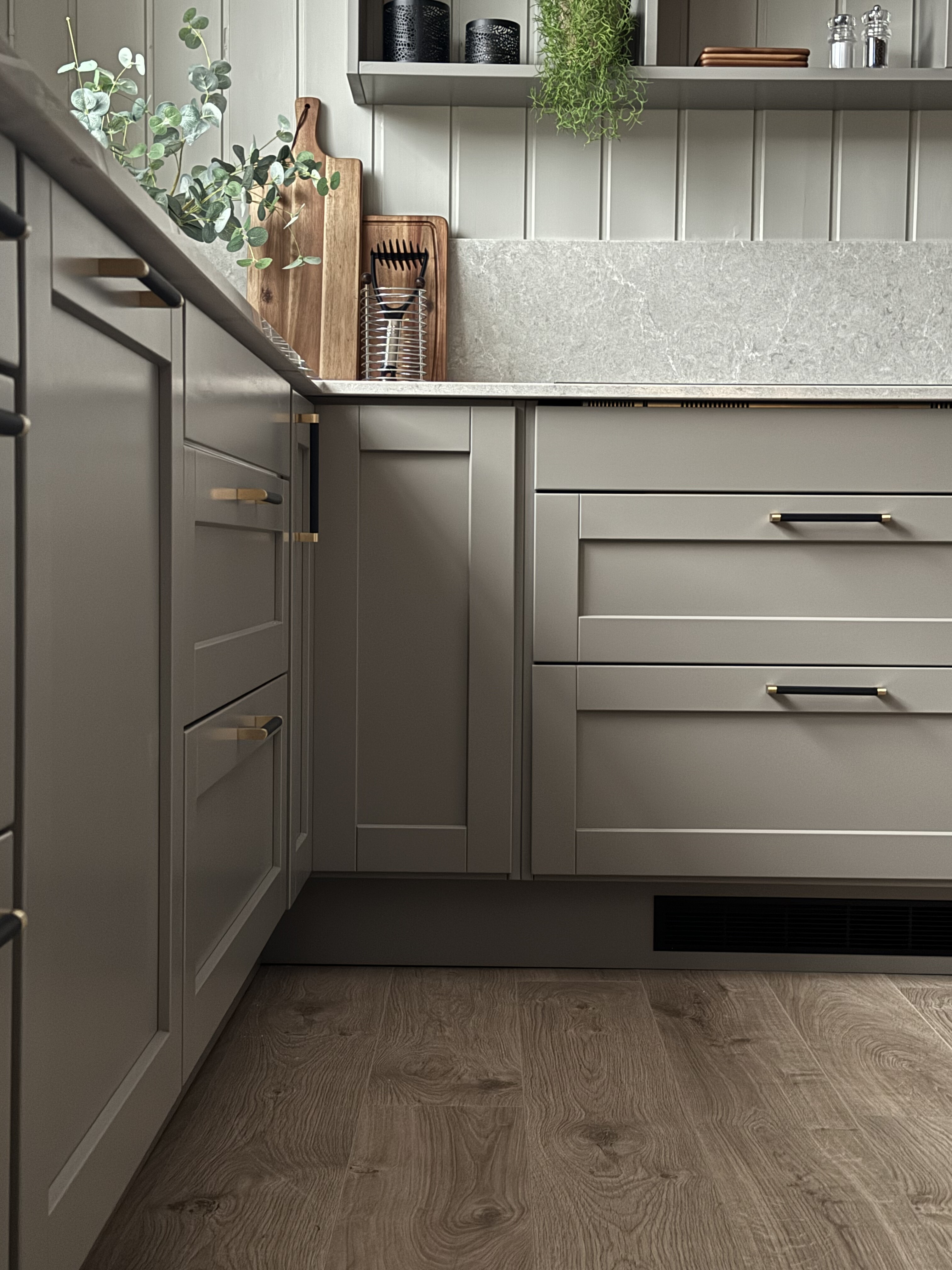 Nova Kjøkken m. fylling på skuffene, steinplate. Heltre norsk kvalitet, norsk design, moderne kjøkken i heltre Kistefos Møbler,