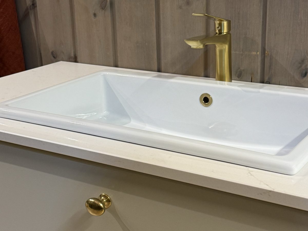 Nova bad med skuffer i fargen Washed Linen med steinplate Eksklusivt bad i heltre fra Kistefos Møbler.