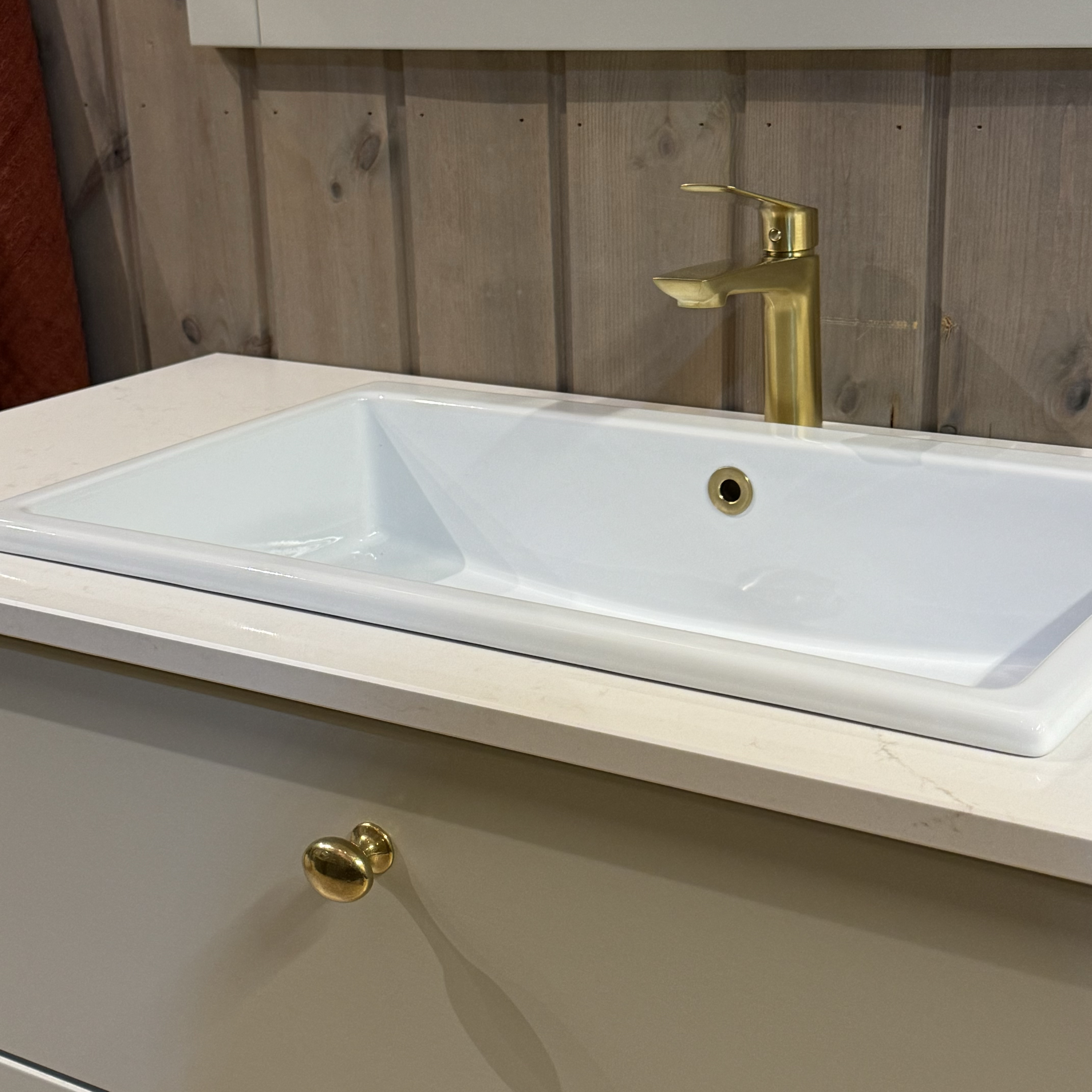 Nova bad med skuffer i fargen Washed Linen med steinplate Eksklusivt bad i heltre fra Kistefos Møbler.