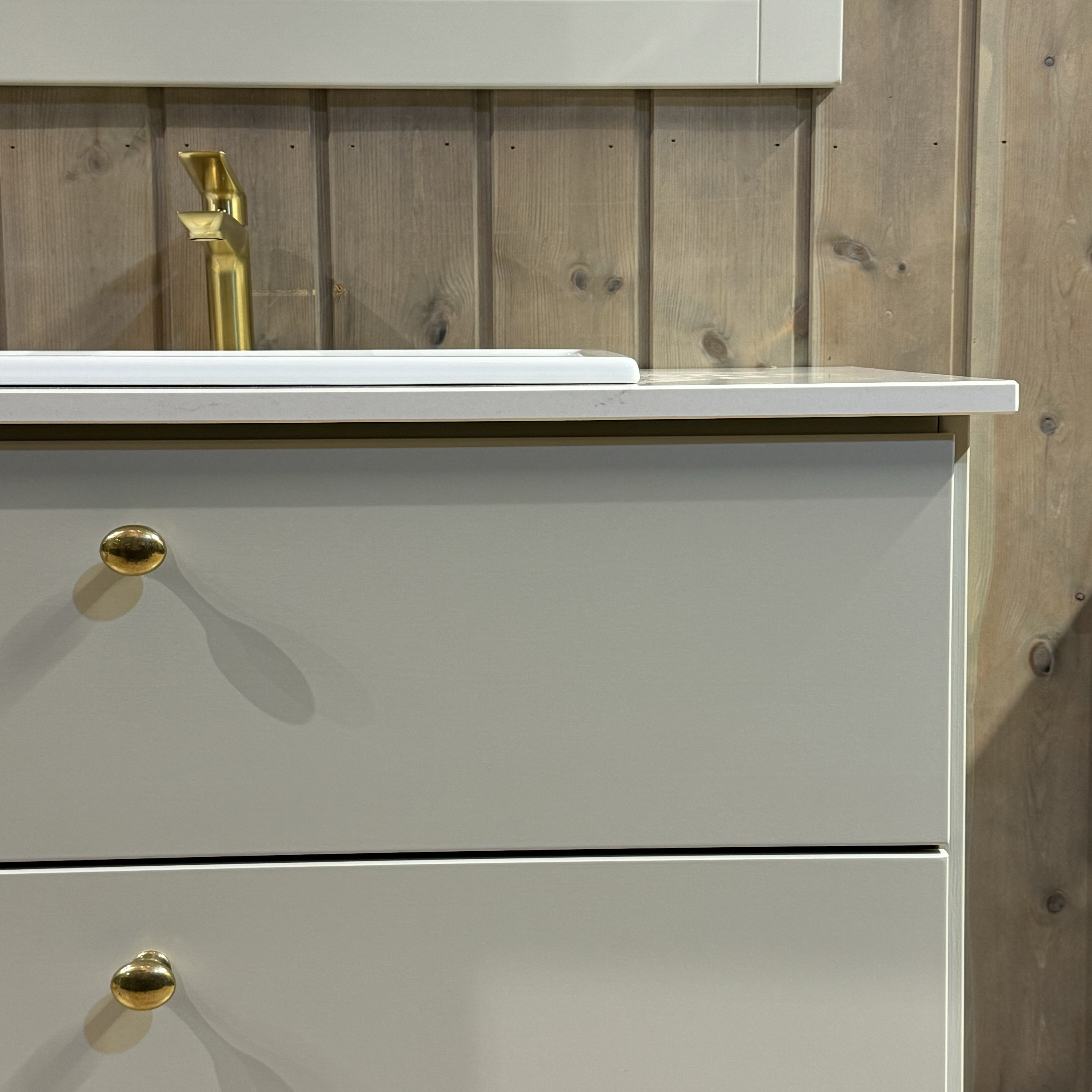 Nova bad med skuffer i fargen Washed Linen med steinplate Eksklusivt bad i heltre fra Kistefos Møbler.