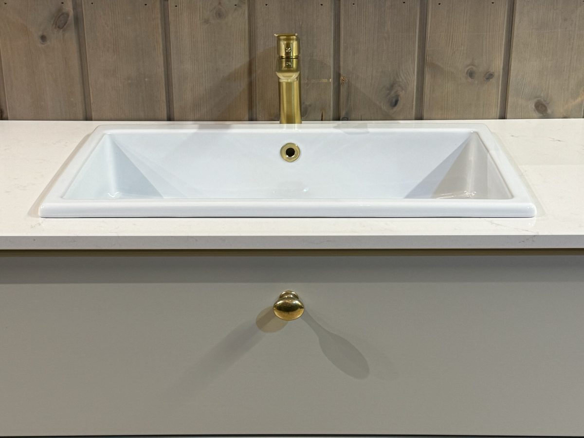 Nova bad med skuffer i fargen Washed Linen med steinplate Eksklusivt bad i heltre fra Kistefos Møbler.