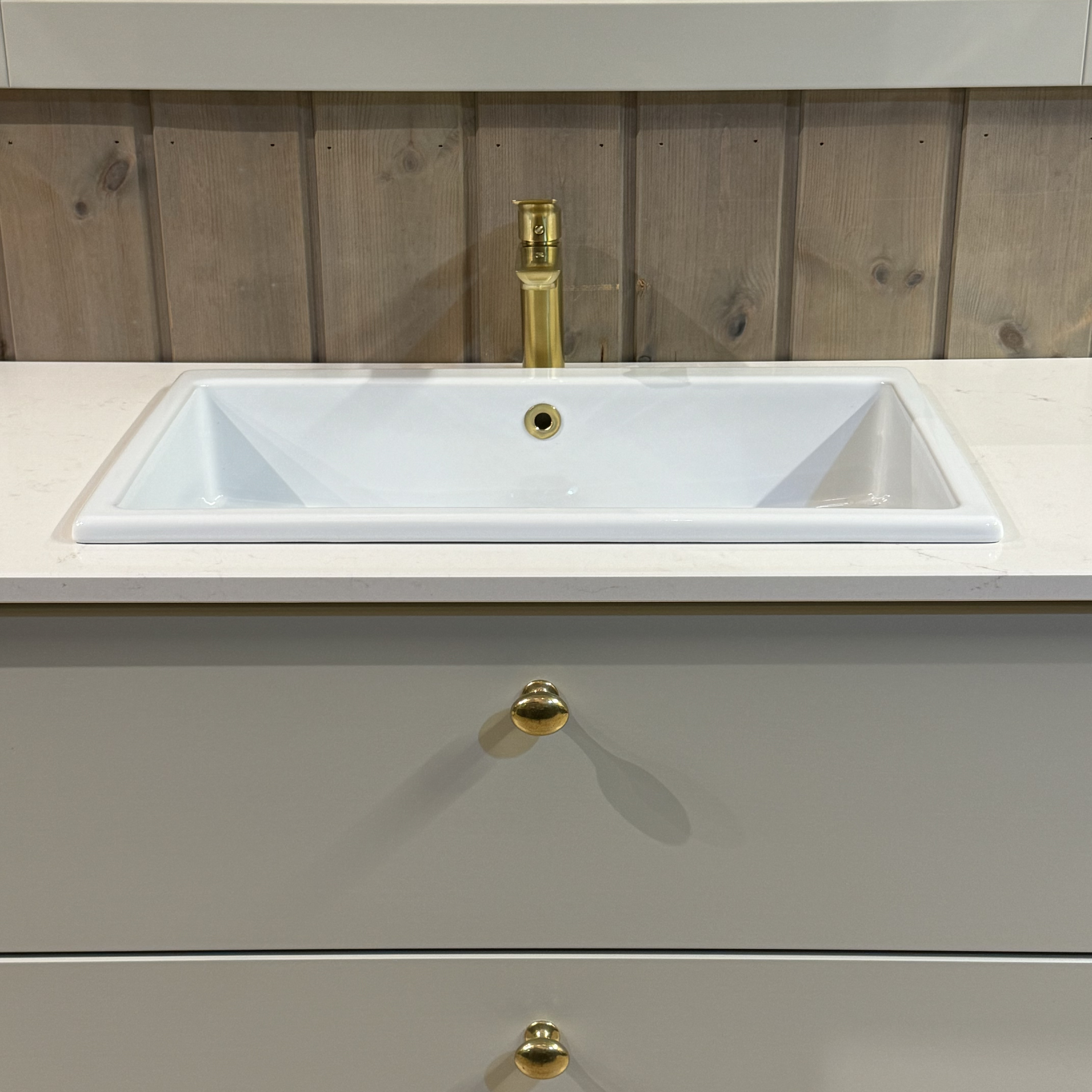 Nova bad med skuffer i fargen Washed Linen med steinplate Eksklusivt bad i heltre fra Kistefos Møbler.