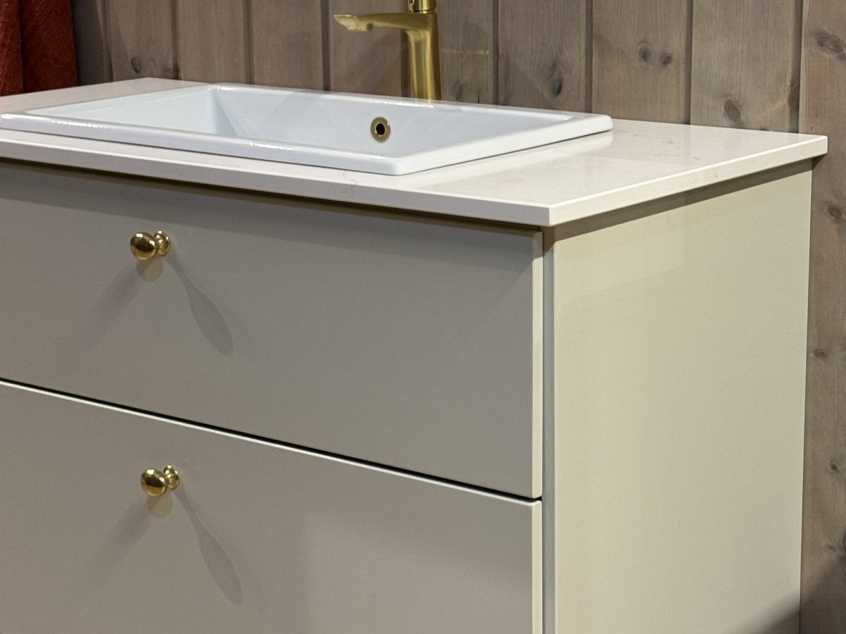 Nova bad med skuffer i fargen Washed Linen med steinplate Eksklusivt bad i heltre fra Kistefos Møbler.