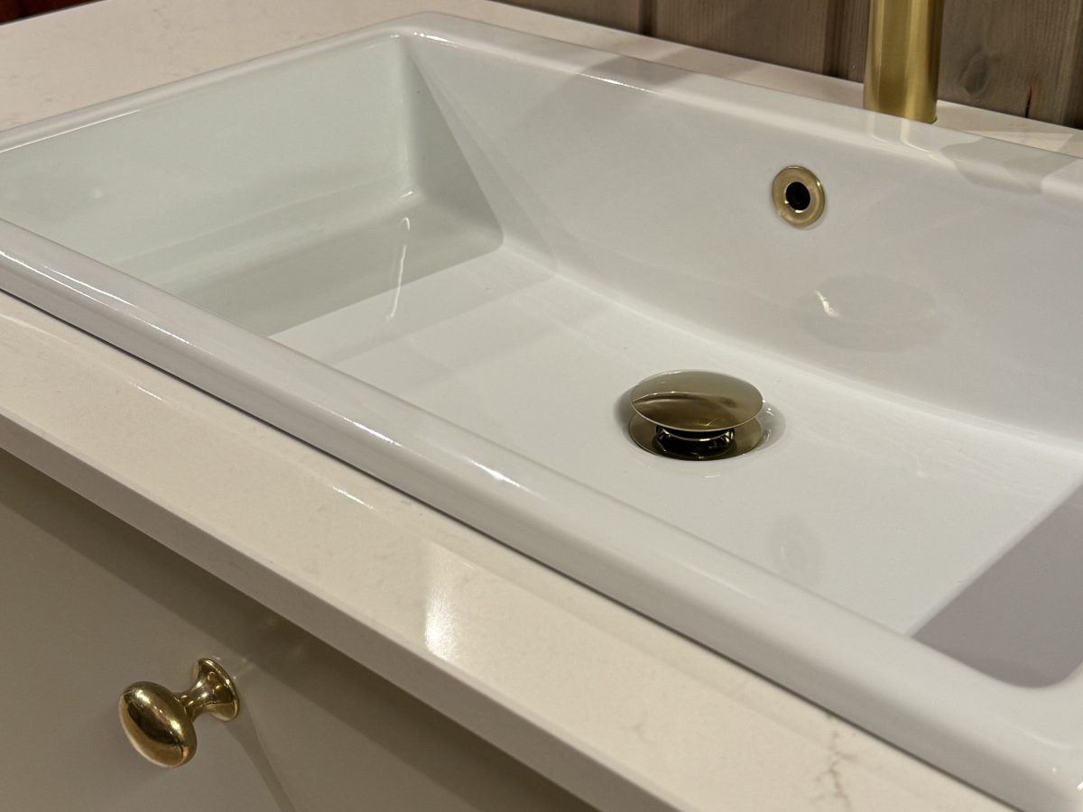 Nova bad med skuffer i fargen Washed Linen med steinplate Eksklusivt bad i heltre fra Kistefos Møbler.