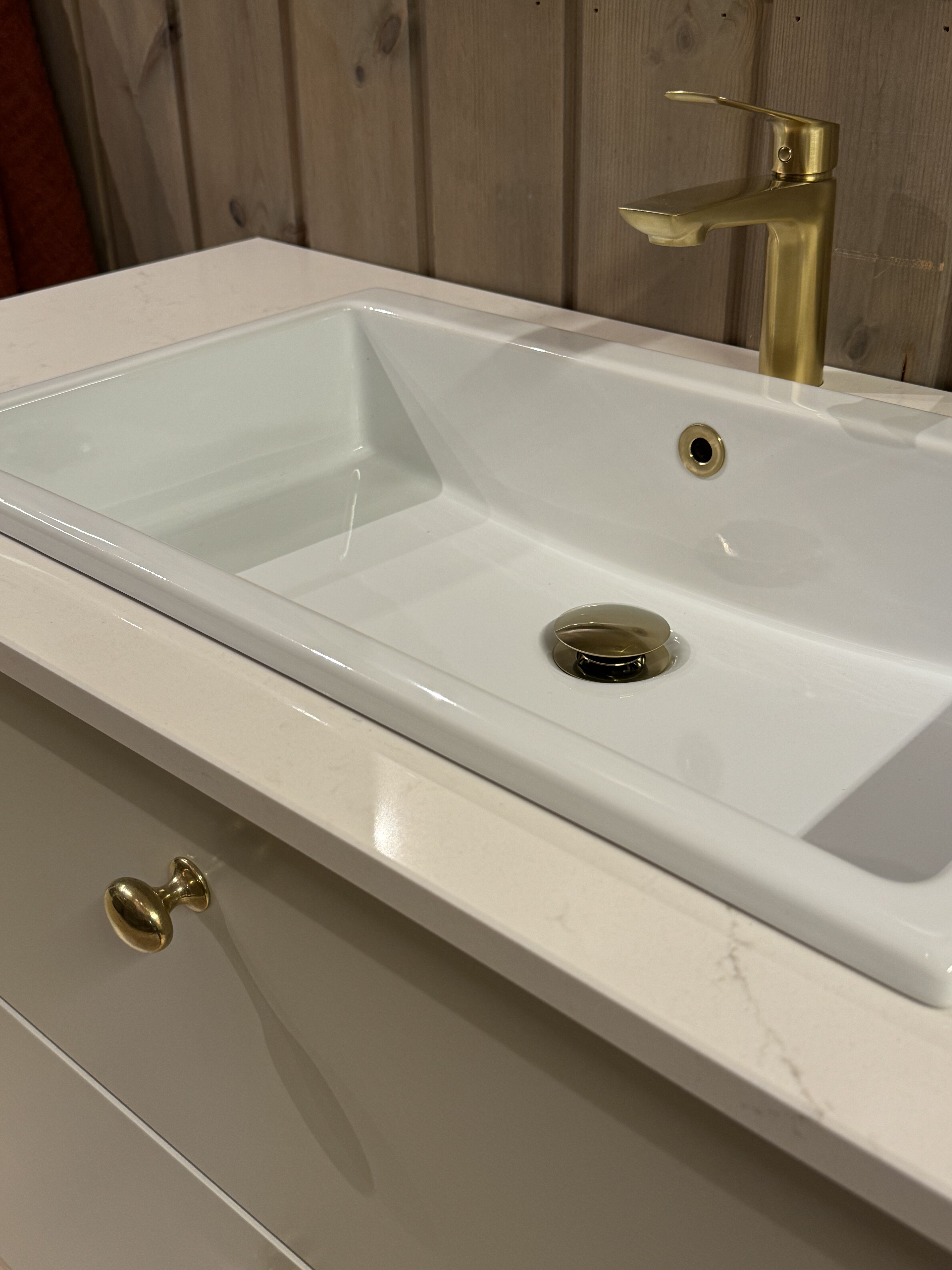 Nova bad med skuffer i fargen Washed Linen med steinplate Eksklusivt bad i heltre fra Kistefos Møbler.