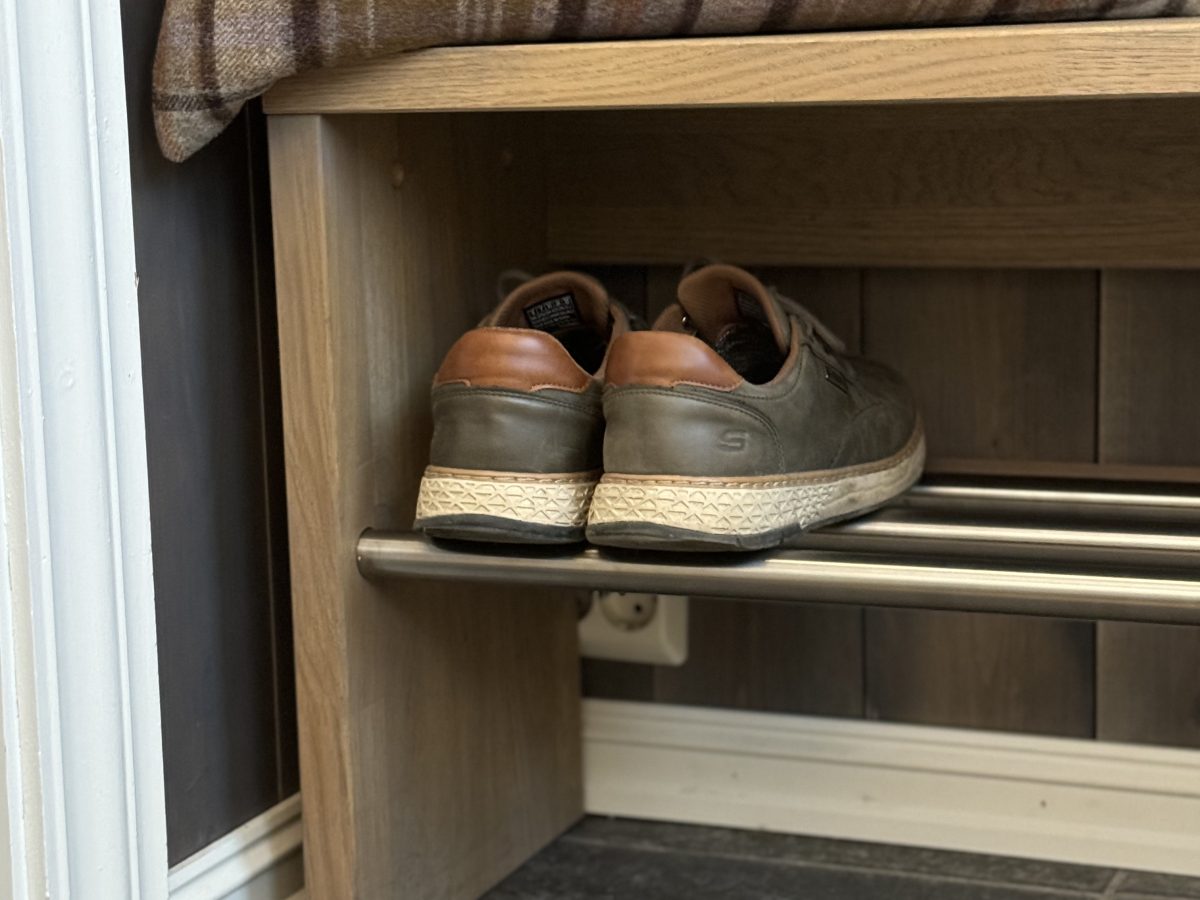 Natus skohylle/sittebenk H:47cm ,D:30 cm, Gråoljet Solid, praktisk skohylle i heltre eik.Norsk desig. Rør i rustfritt styål. Eksklusiv skohylle