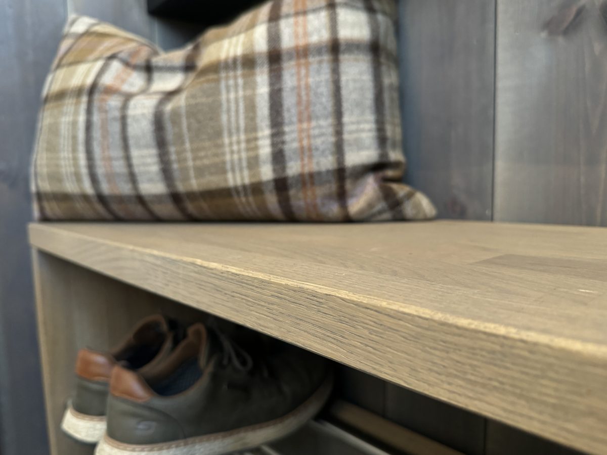 Natus skohylle/sittebenk H:47cm ,D:30 cm, Gråoljet. Solid og praktisk i heltre eik. Rør i rustfritt stål, eksklusiv skohylle